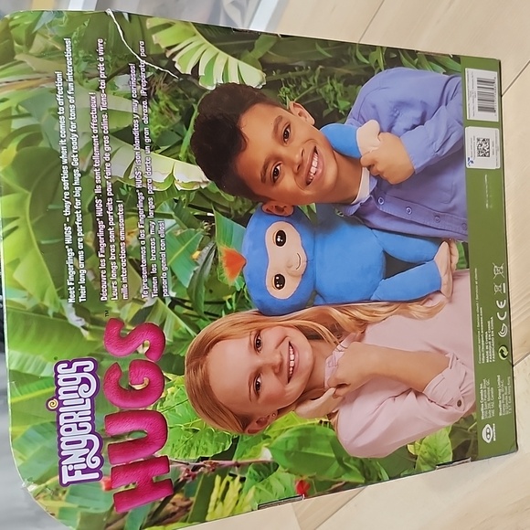 Fingerlings hugs boris - Picture 4 of 5